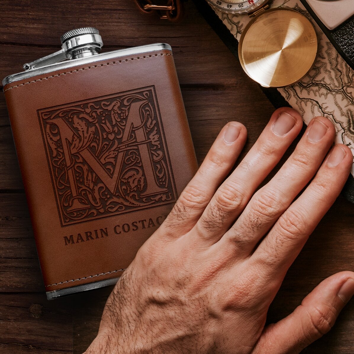 Kapesní lahvička potažená kůží s personalizovaným textem – monogram a jméno