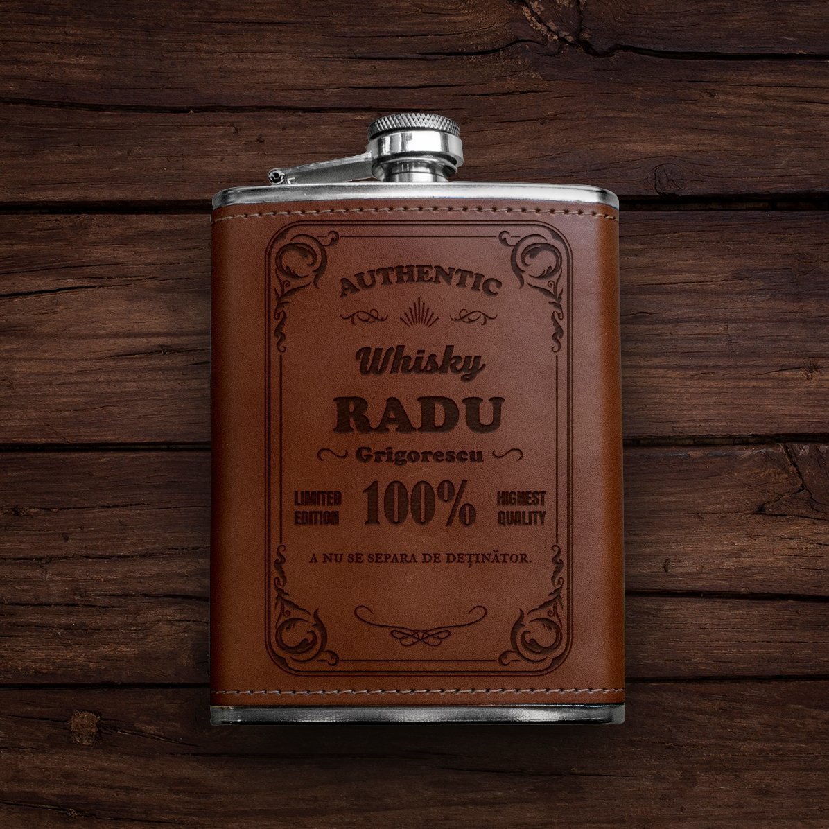 Personalizovaná kapesní láhev potažená kůží – Authentic Drink