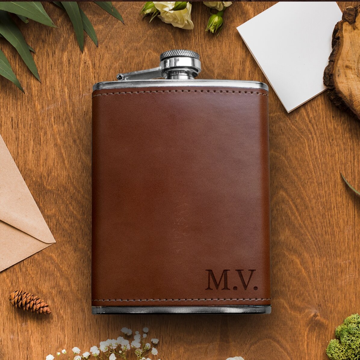 Personalizovaná kapesní sklenička potažená kůží – s tvými iniciálami