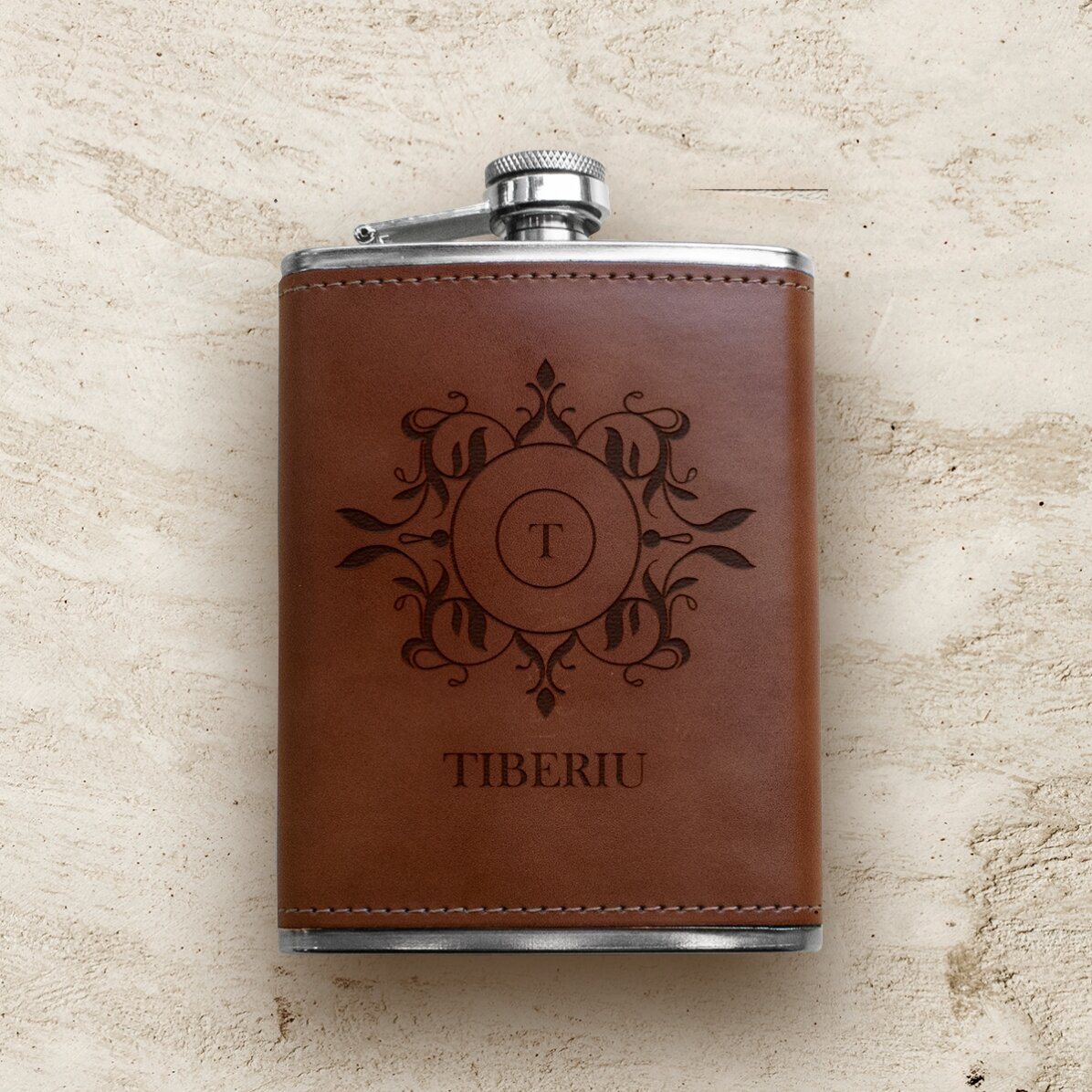 Personalizovaná kapesní sklenička potažená kůží – monogram