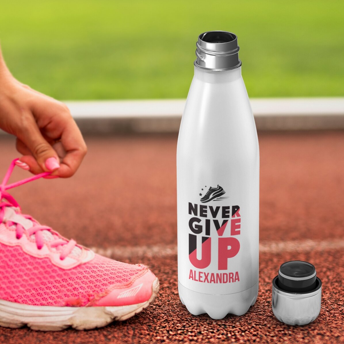 Termoska s bílou základnou s vlastním jménem – Never give up
