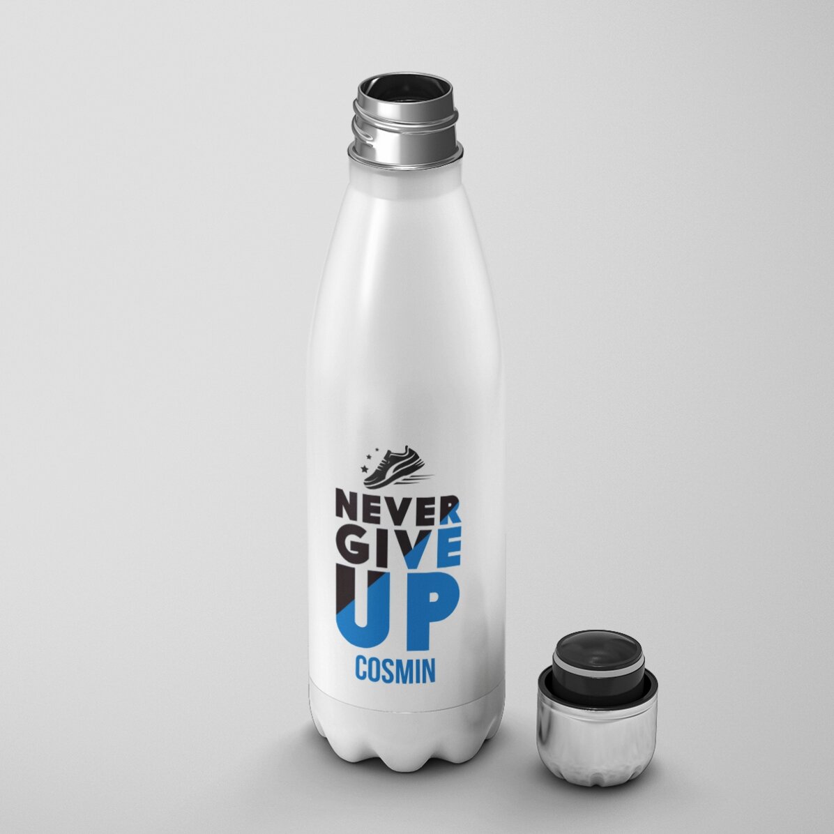 Termoska s bílou základnou s vlastním jménem – Never give up