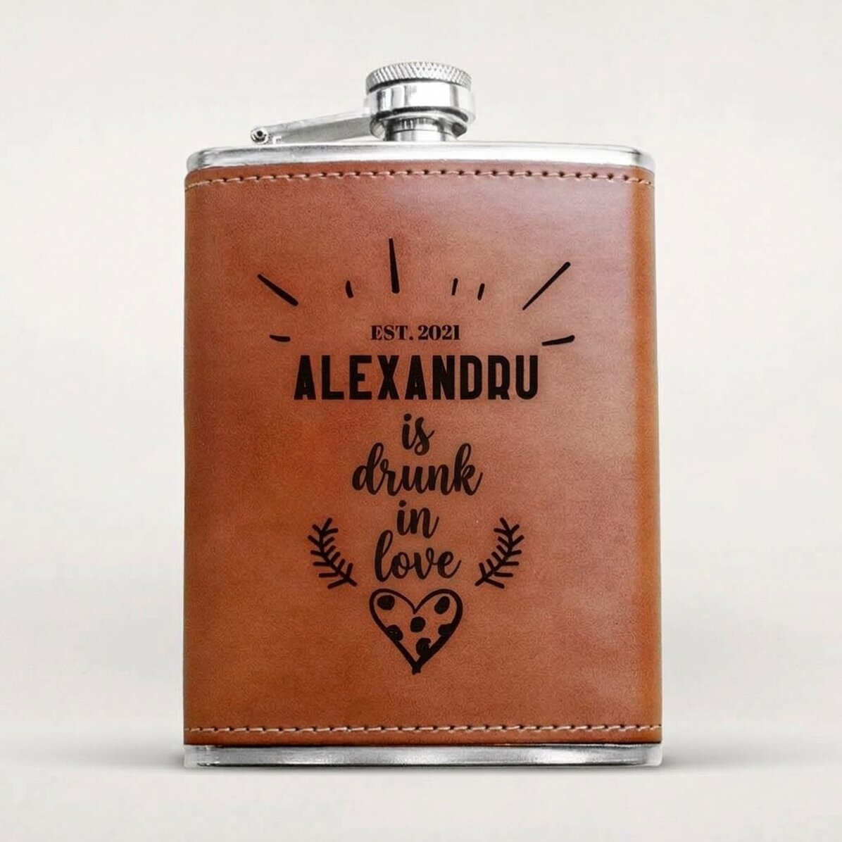 Personalizovaná kapesní sklenička potažená kůží – Drunk in love