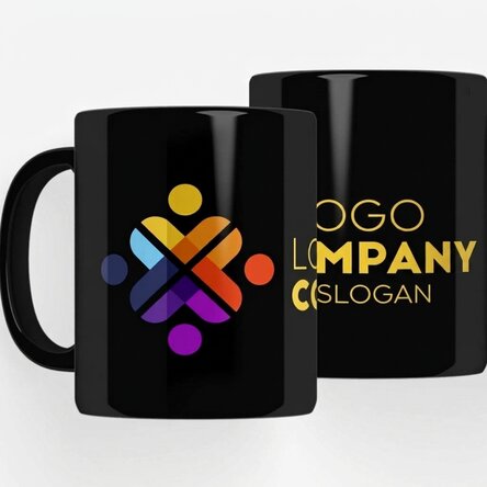 Personalizovaný hrnek s logem na černém pozadí