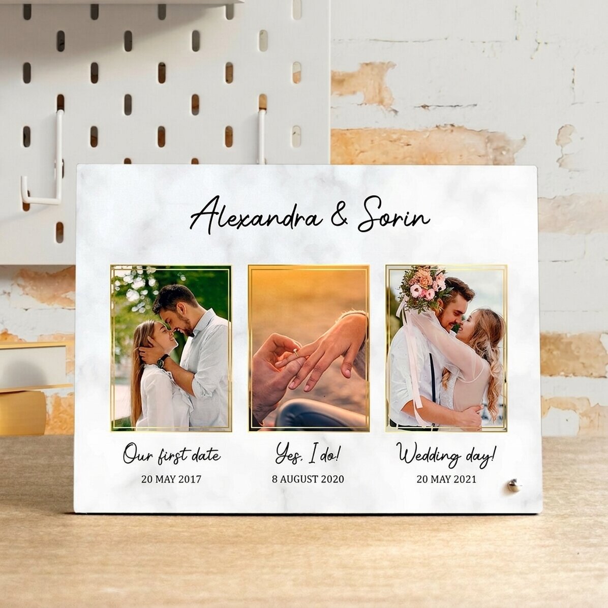 Personalizovaný stolní fotorámeček se 3 fotografiemi a textem – Our love story