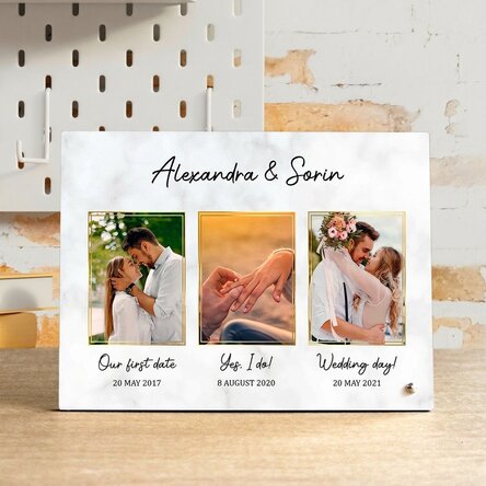 Personalizovaný stolní fotorámeček se 3 fotografiemi a textem – Our love story