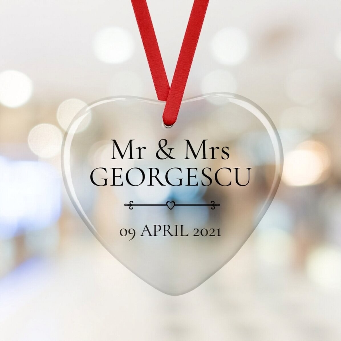 Personalizovaná ozdoba ve tvaru srdce s nápisem – Mr & Mrs
