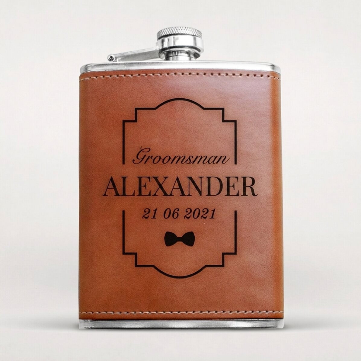 Kapesní sklenička potažená kůží s vlastním textem – Groomsman