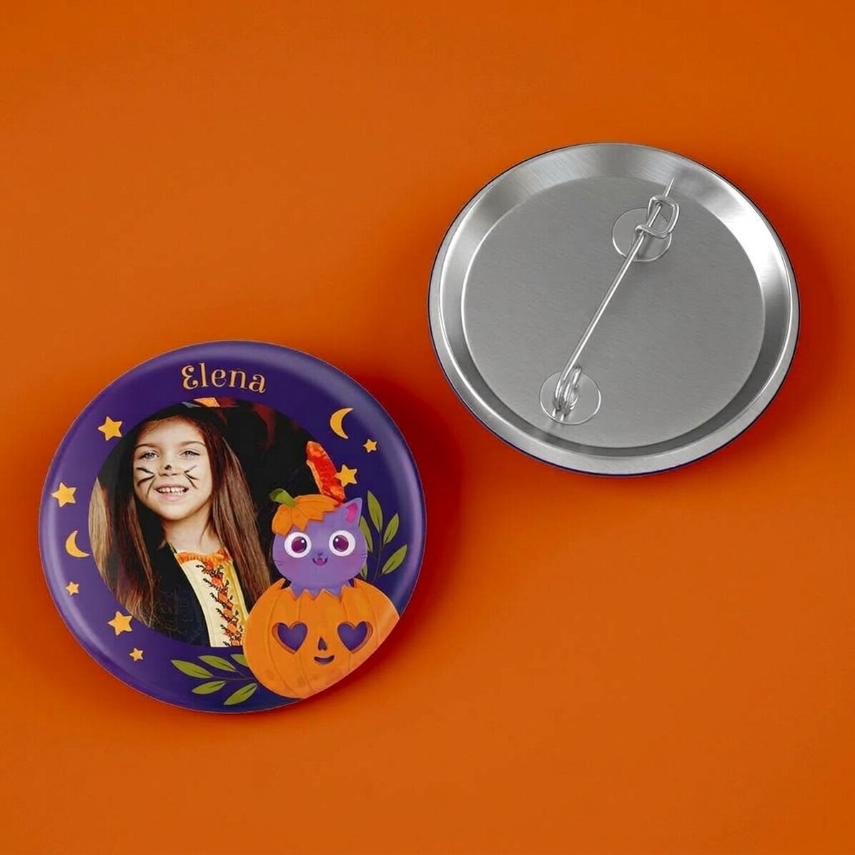 Personalizovaná odznáčka s fotografií a jménem – halloweenská dýně