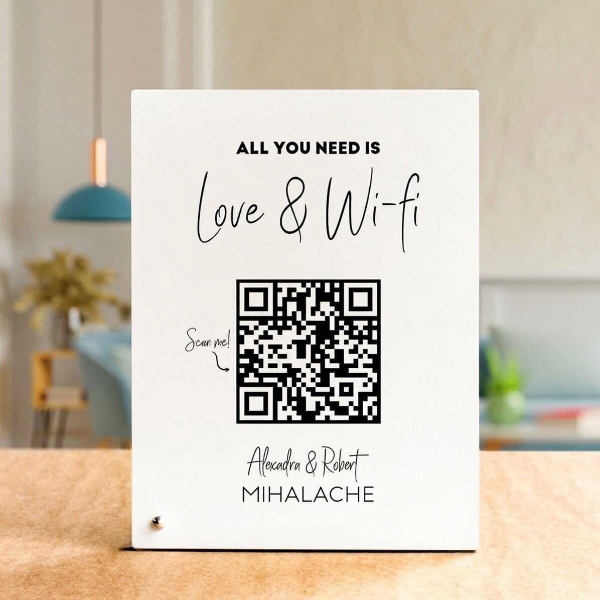 Personalizovaný stolní fotorámeček s textem a QR kódem – „Scan for Wi-Fi“ (bílý pozadí)