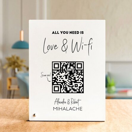 Personalizovaný stolní fotorámeček s textem a QR kódem – „Scan for Wi-Fi“ (bílý pozadí)