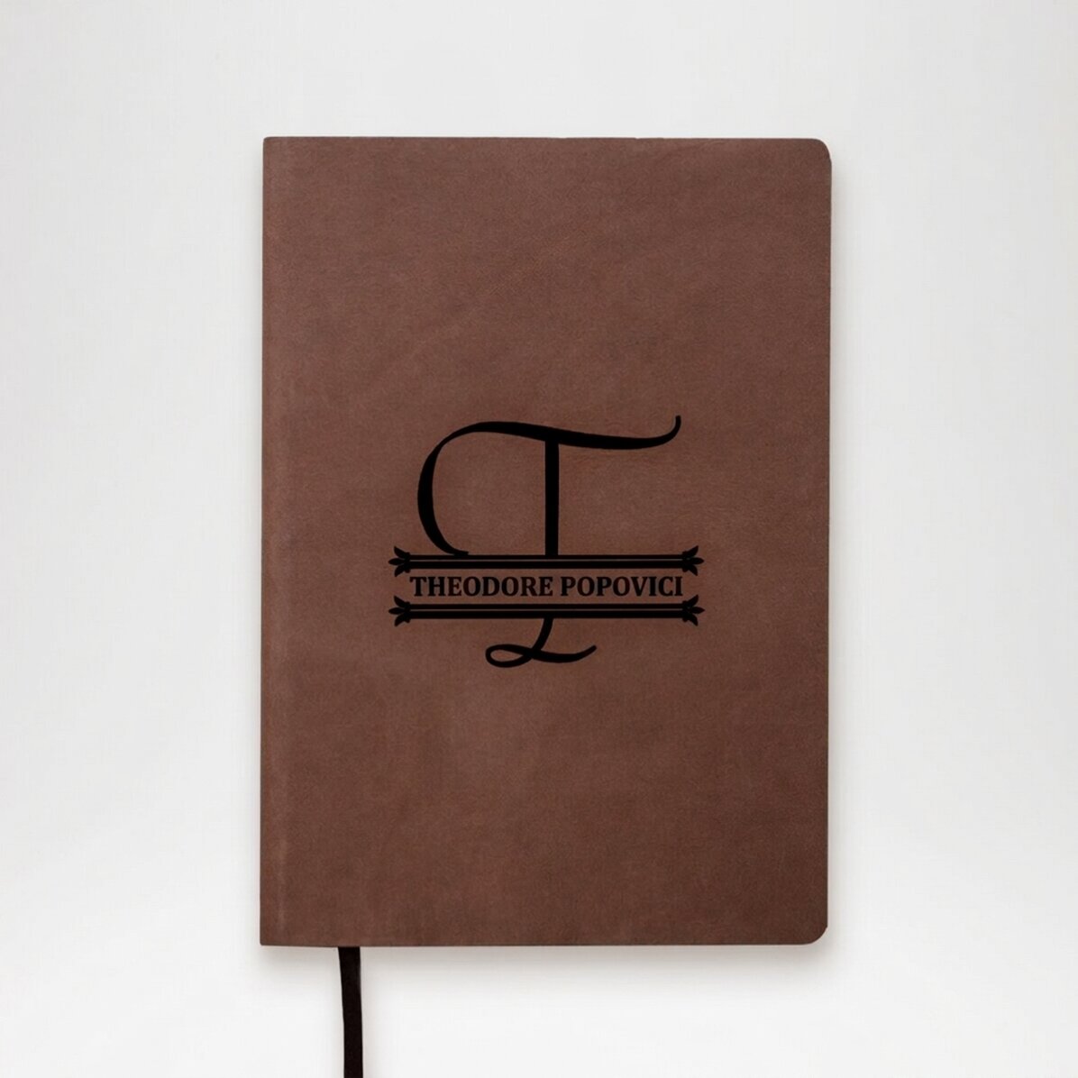 Kožený diář s monogramem a jménem uprostřed – model 2