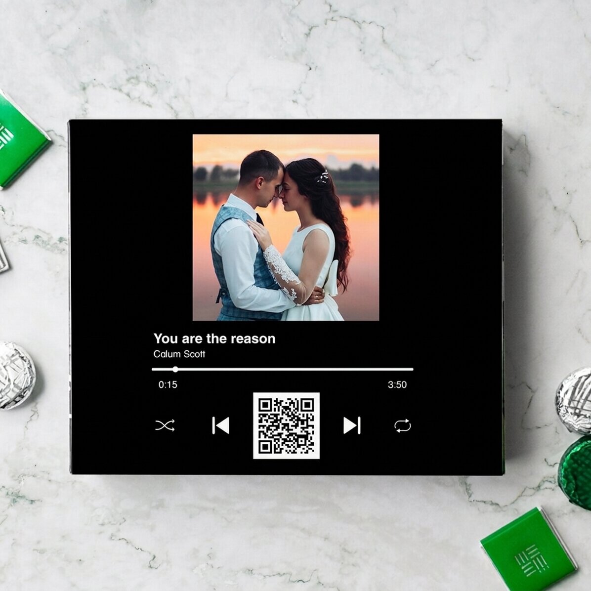 Krabička bonbónů s vlastní fotografií, textem a QR kódem – Naše píseň