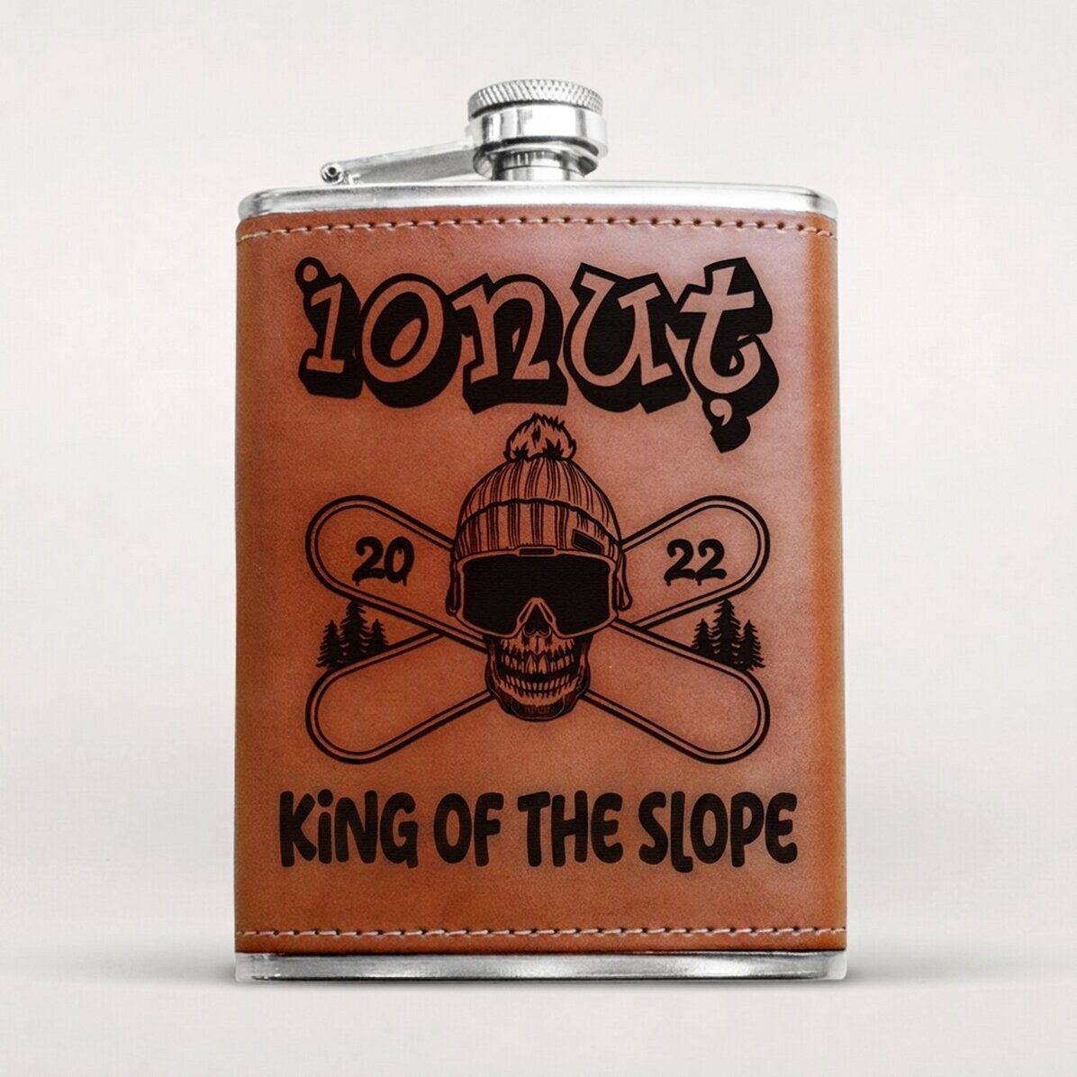 Kapesní láhev potažená kůží s osobním jménem – Skull Snowboard