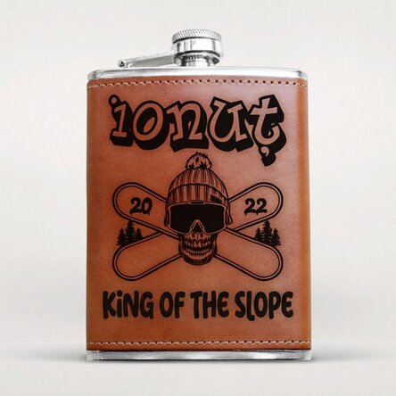 Kapesní láhev potažená kůží s osobním jménem – Skull Snowboard