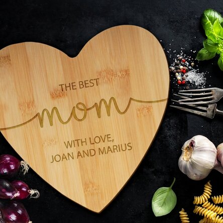 Heart-shaped chopping board personalised with text - Best mum