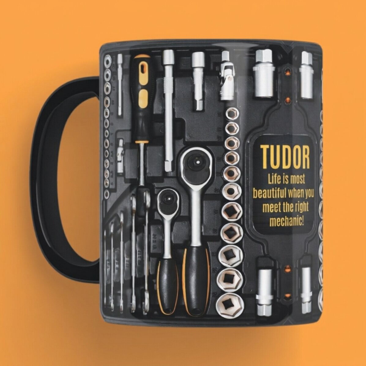 Černý hrnek s vlastním textem pro mechanika