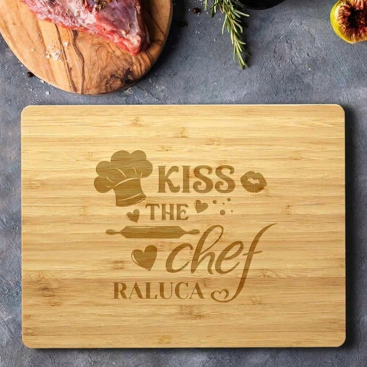 Obdélníkový bambusový kráječ s vlastním textem – Kiss the chef