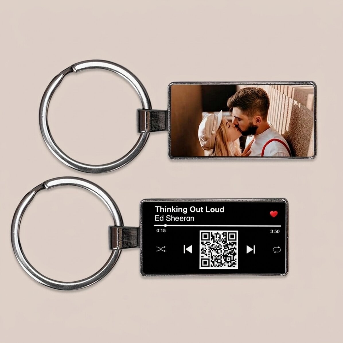 Personalizovaný přívěsek na klíče s fotografií a QR kódem – Naše píseň