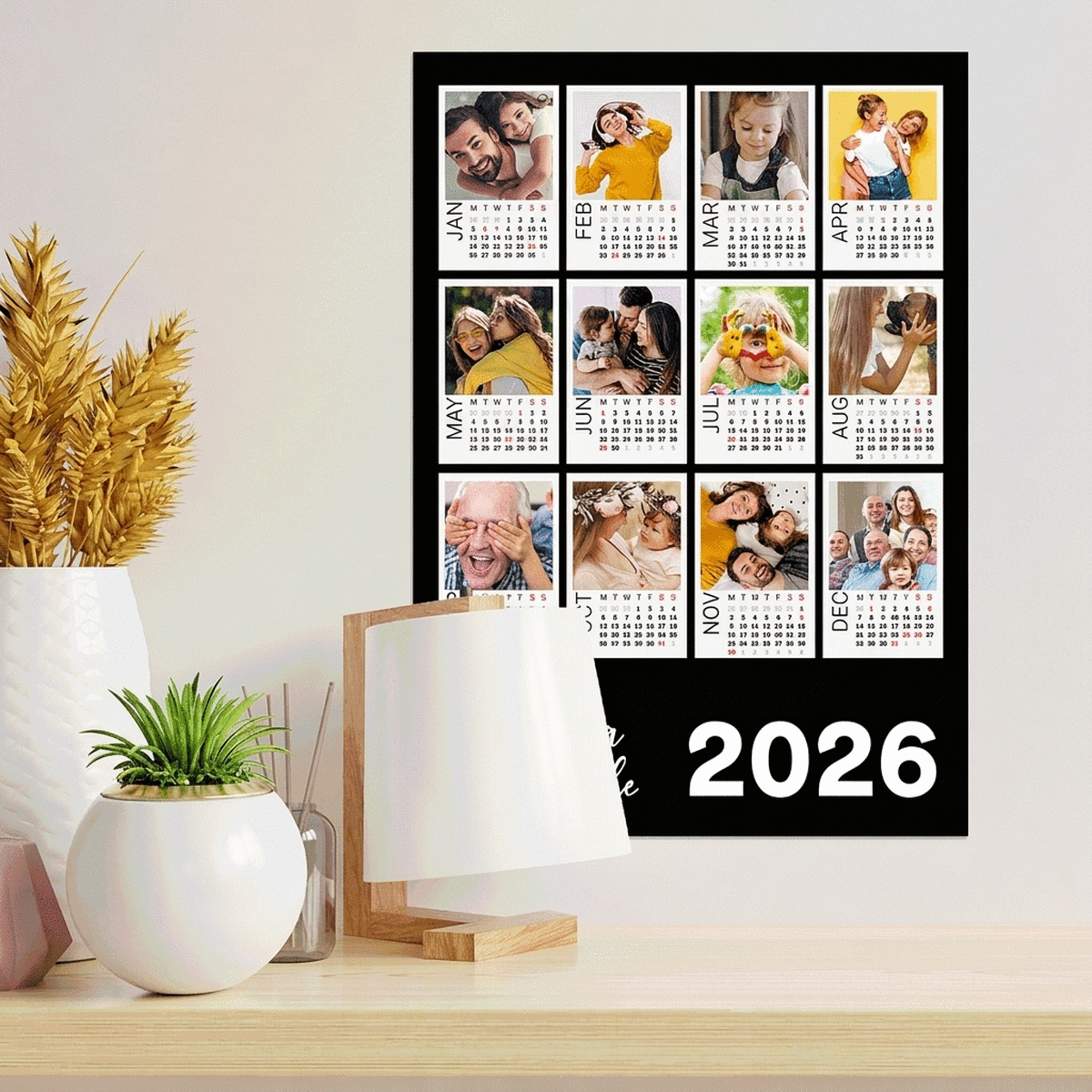 Personalizovaný kalendářový plakát s 12 polaroidovými fotografiemi a barevným pozadím