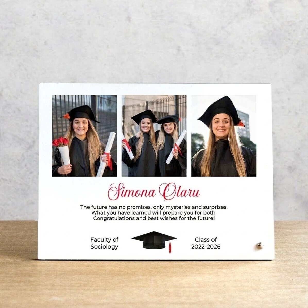 Personalizovaný stolní fotorámeček se 3 fotografiemi a textem – Promoce