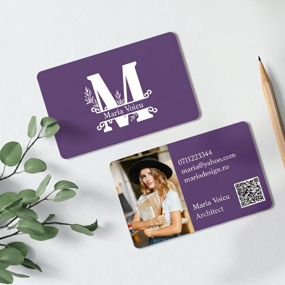 Personalizovaná hliníková vizitka s potiskem na obou stranách, s fotografií, vzkazem a QR kódem – Mo