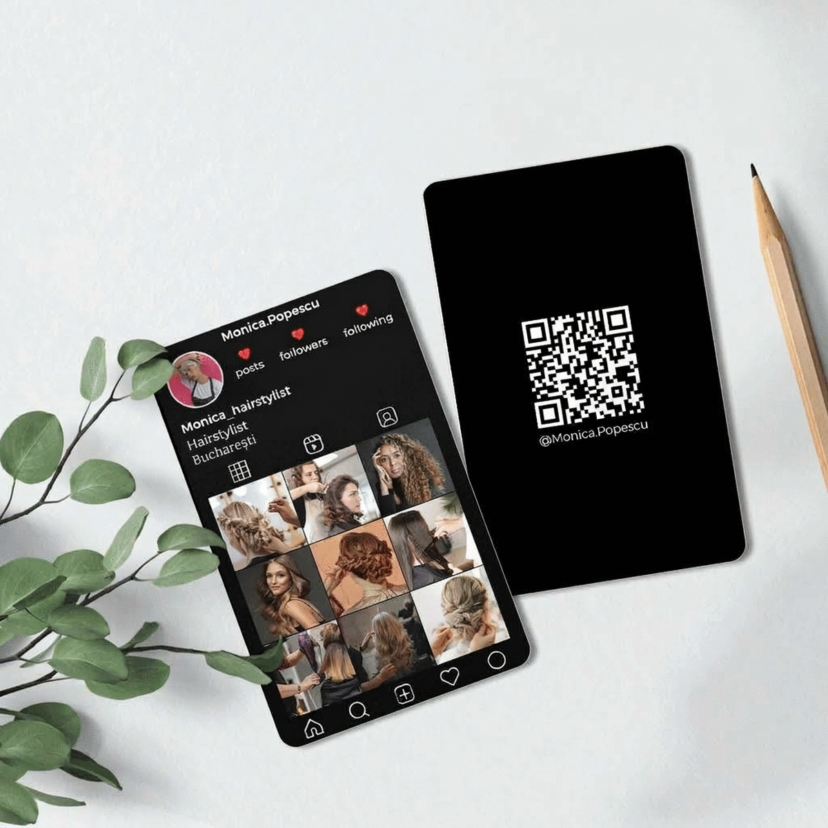 Personalizovaná hliníková vizitka s potiskem na obou stranách, obsahující QR kód, text a fotografie 