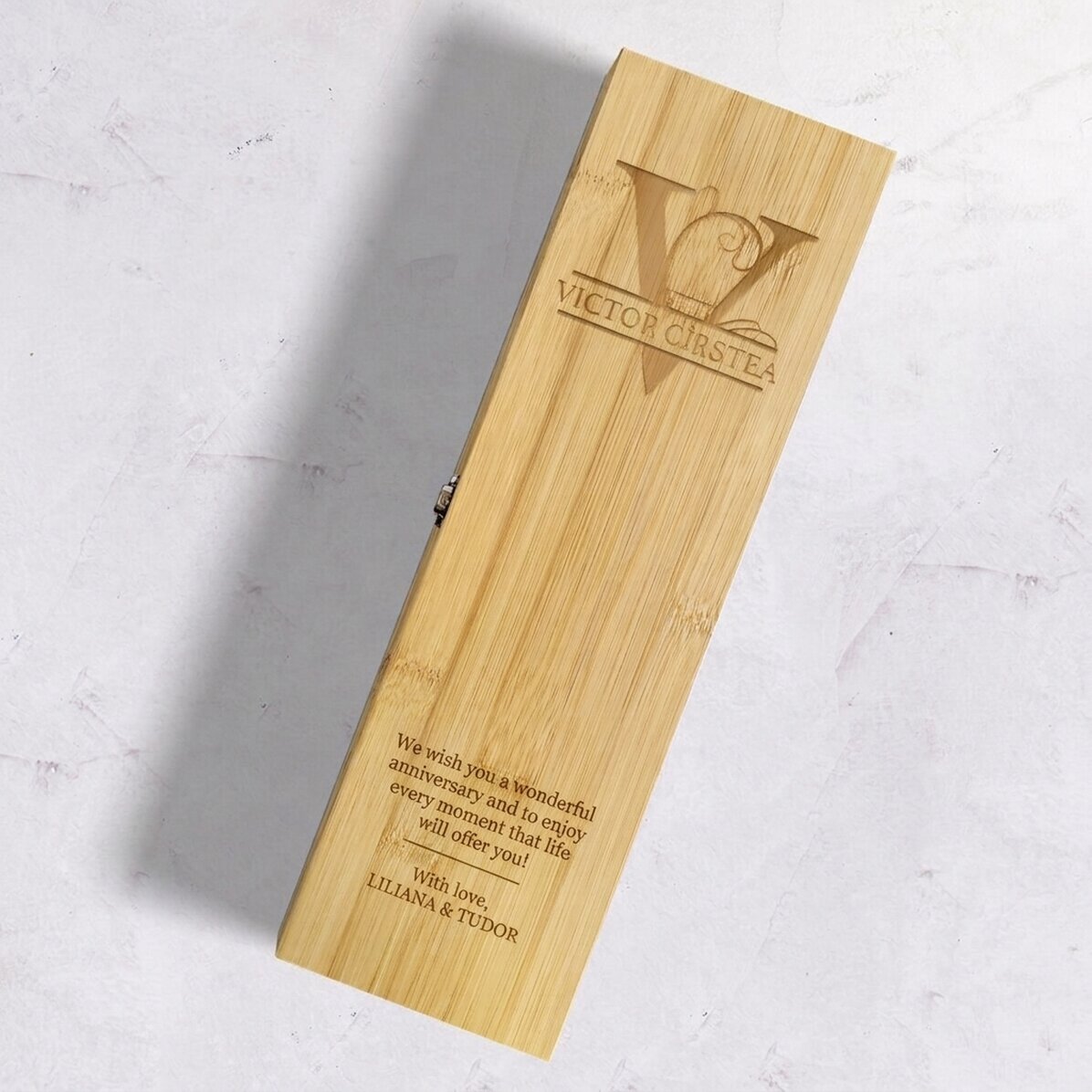 Bambusová krabička na víno s příslušenstvím, personalizovaná monogramem a vzkazem