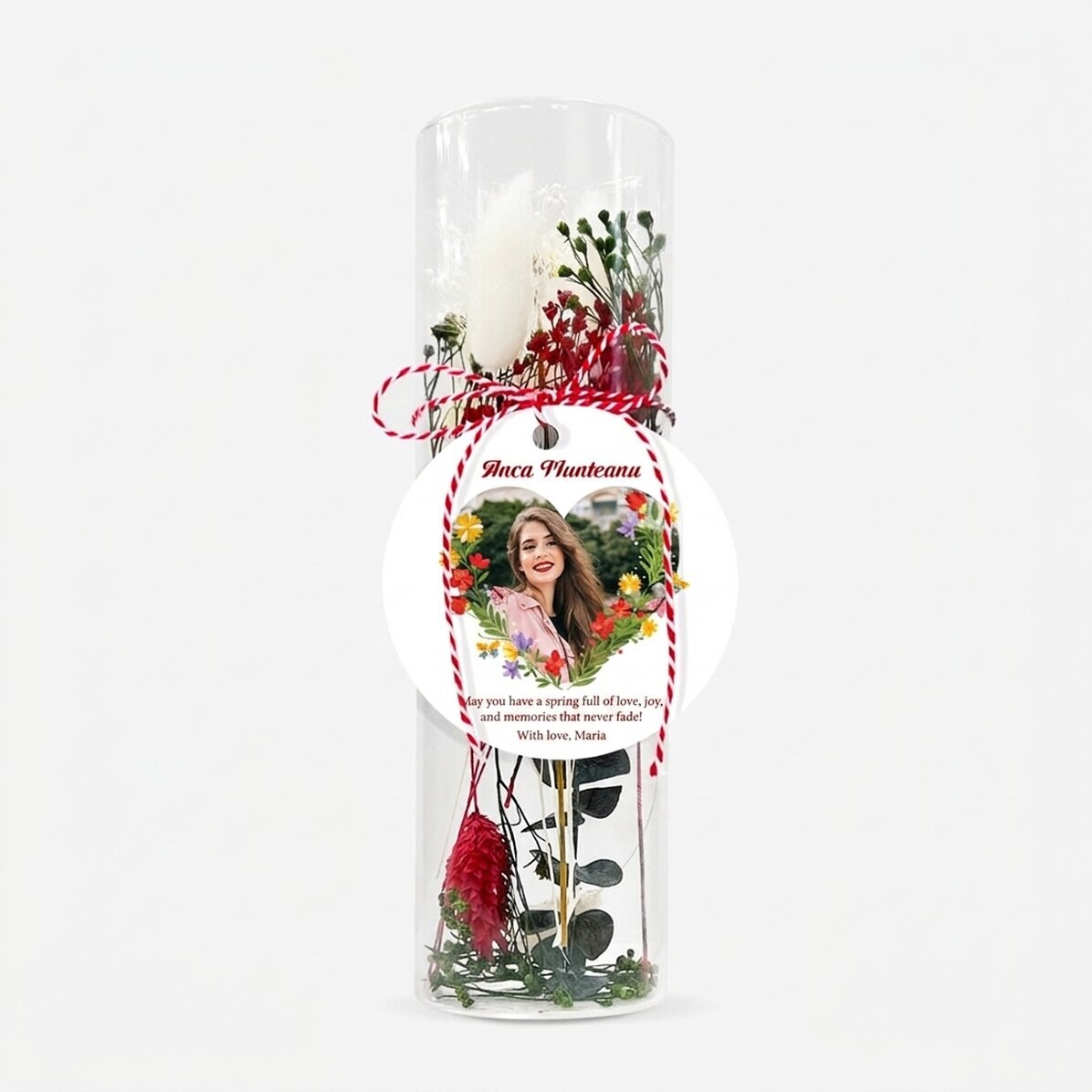 Skleněná ozdoba „martisor“ s konzervovanými květinami, personalizovaná vzkazem a fotografií – Srdce