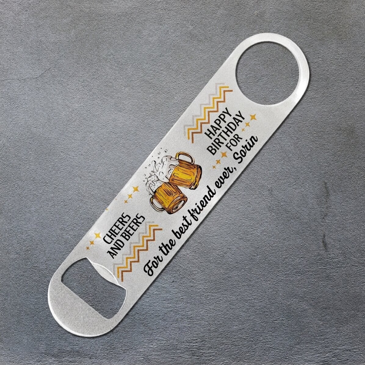 Personalizovaný otvírák na pivo s nápisem – Cheers and beers