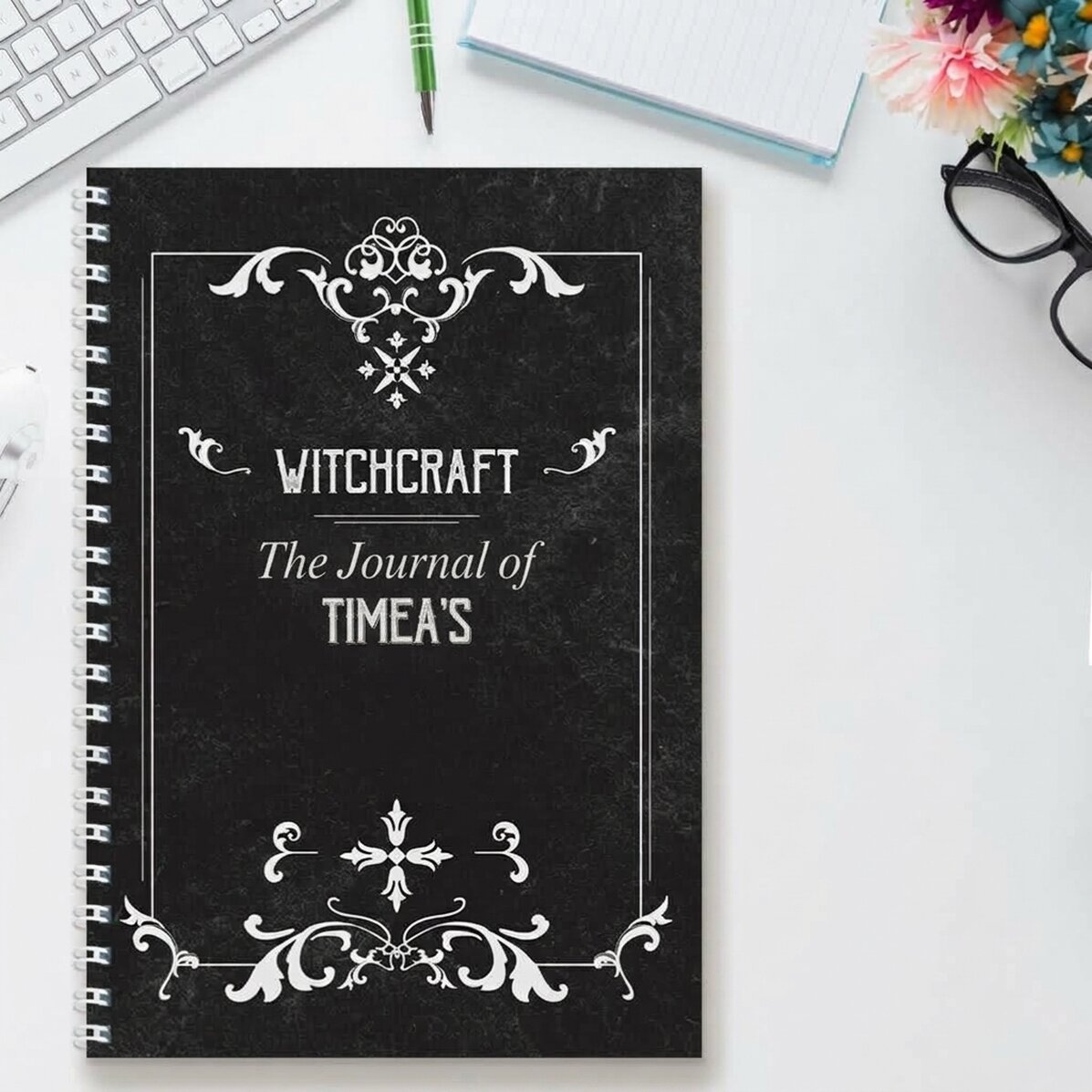 Zápisník s vlastním potiskem s nápisem „Witchcraft“