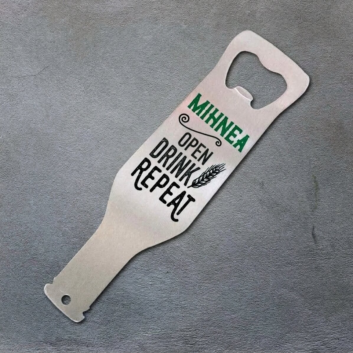 Personalizovaný otvírák na pivo – Drink Open Repeat