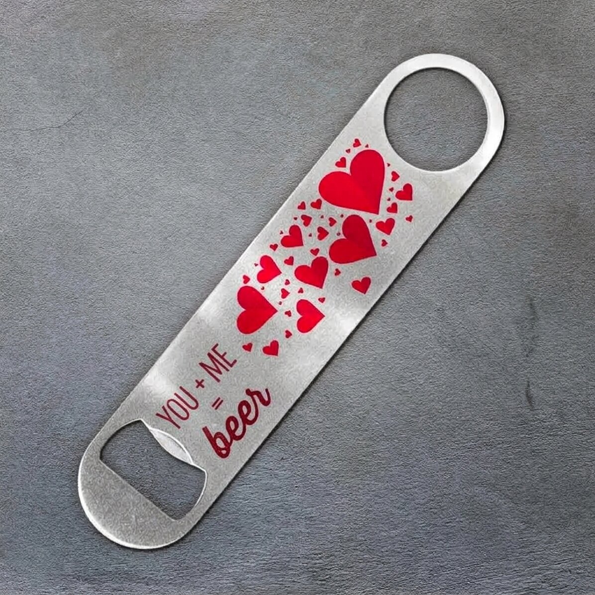 Personalizovaný otvírák na pivo s nápisem – You + Me = Beer
