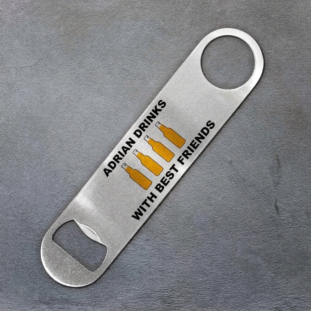 Personalizovaný otvírák na pivo s nápisem – Drink with best friends