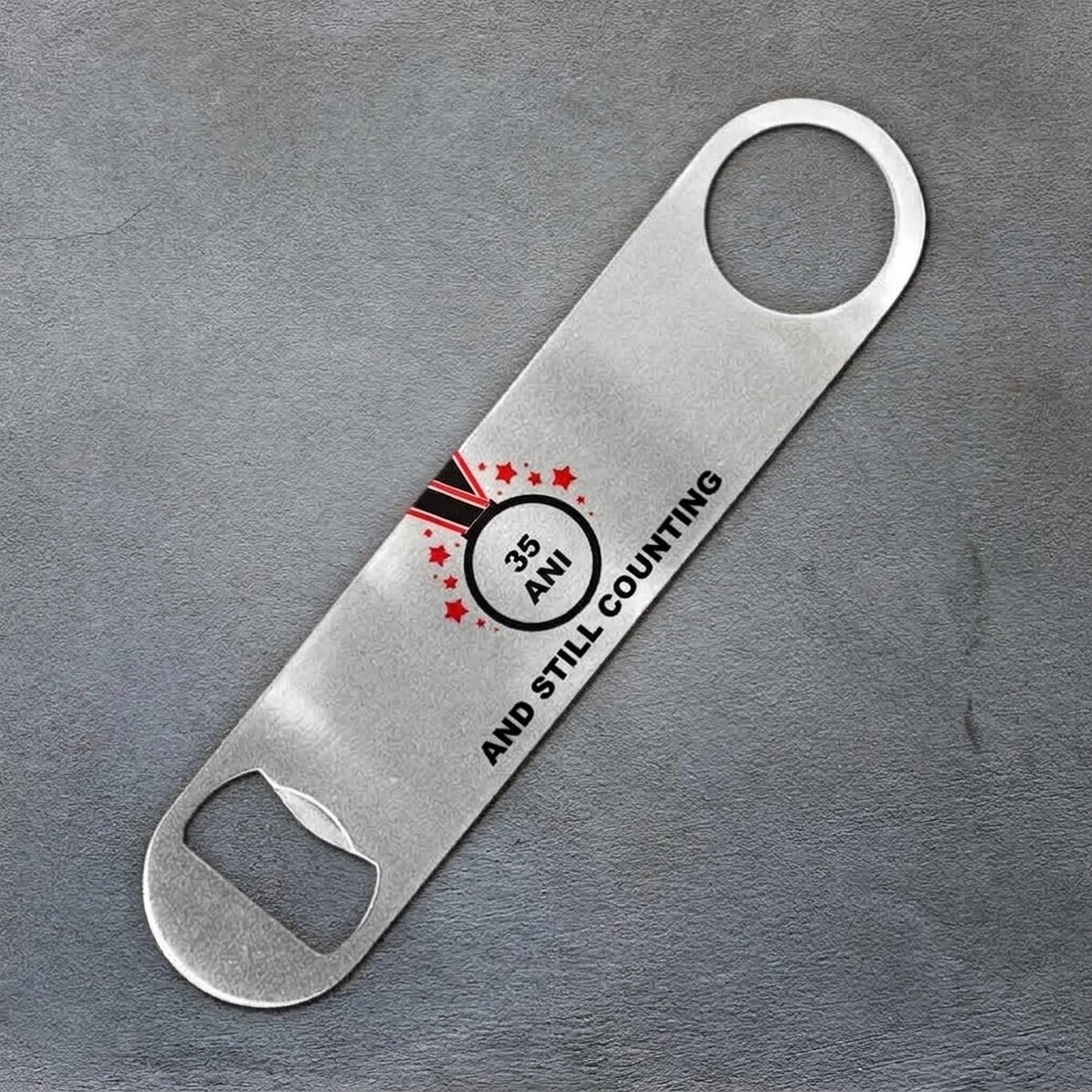Personalizovaný otvírák na pivo s nápisem – Anniversary
