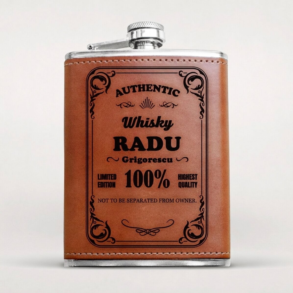 Personalizovaná kapesní láhev potažená kůží – Authentic Drink
