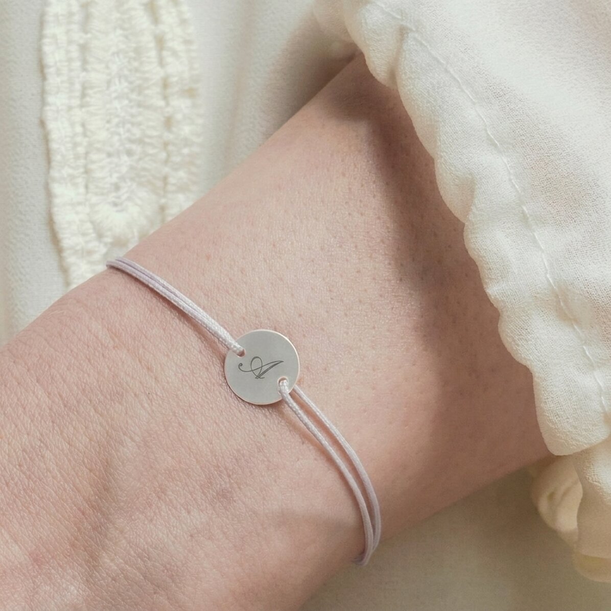 Personalizovaný náramek se šňůrkou – mincička 10 mm – stříbro 925 – model s iniciálou 2
